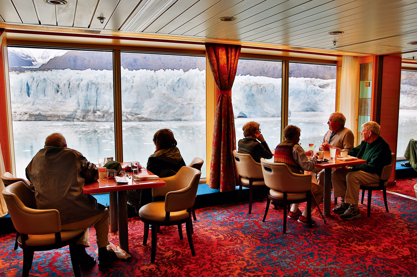 坐在郵輪餐廳，冰河如畫一般盡收眼底。從陽台、甲板，甚至艙上房間床上，全視角捕捉行經的風景。（圖片來源／陳美筑）