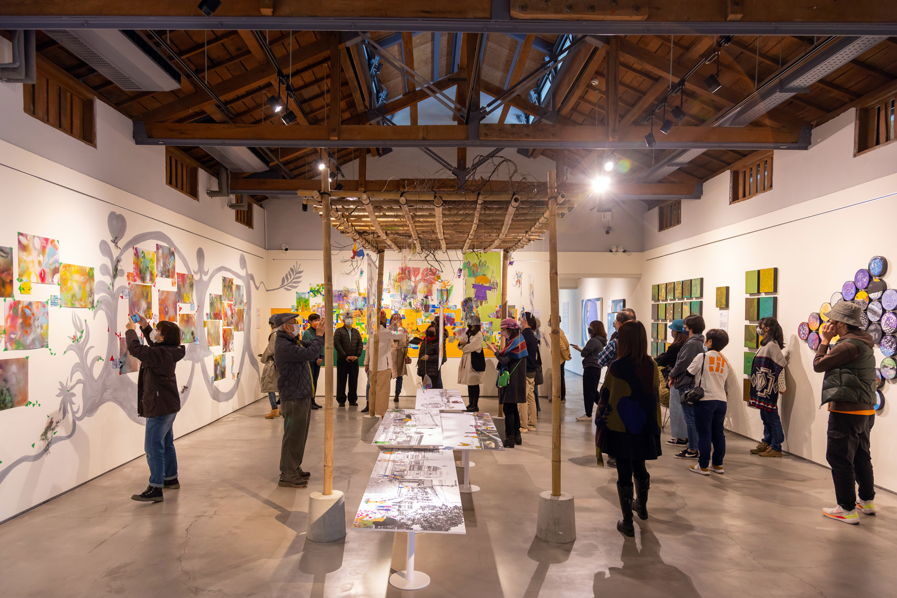 池上穀倉藝術館舉辦的《質樸的美感——池上人水生土長藝術共創展》，由10位藝術家與超過300位池上鄉親共同創作。（圖片來源／台灣好基金會）