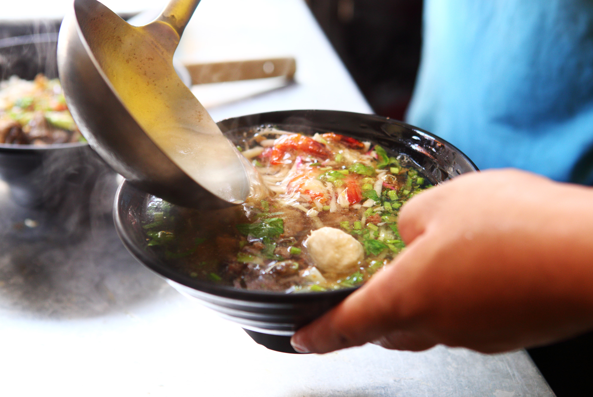 一碗飯湯，充滿東港的海味與澎湃性格。（攝影／林韋言）