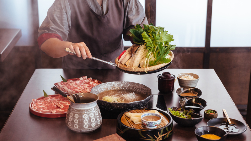 涮涮鍋和壽喜鍋同為日本受歡迎的火鍋料理，是沸騰的湯裡放入薄肉片，涮過後隨喜好沾芝麻醬或醋橘醬油等調味料吃。（圖片來源／dreamstime）