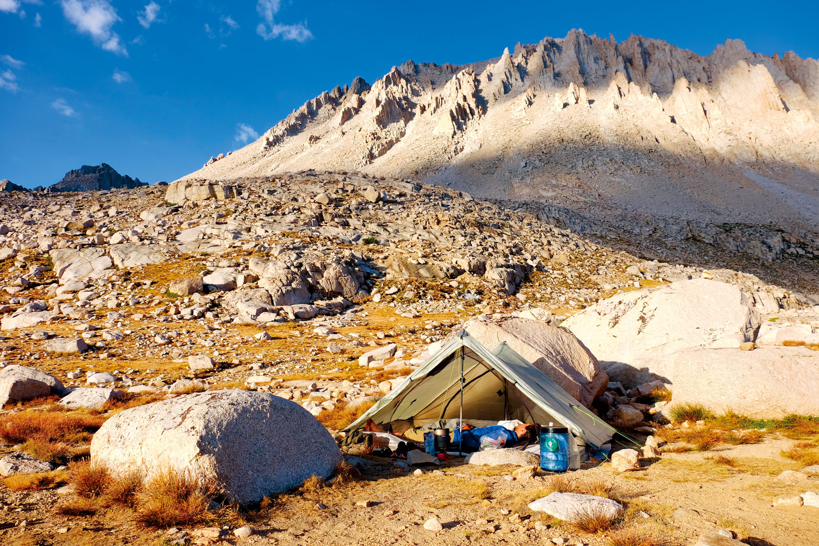 為了到美國最高峰惠特尼山看日出，楊世泰和戴翊庭選擇在山下的吉他湖紮營，半夜與其他徒步者一起出發。（圖片來源／戴翊庭、楊世泰）