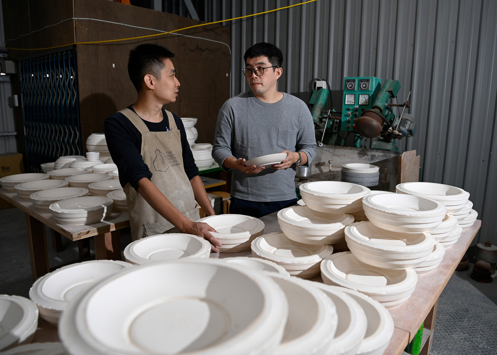 新旺集瓷第四代許世鋼（右）和廠長王健宇（左）聯手打造台式食器。（攝影／程思迪）