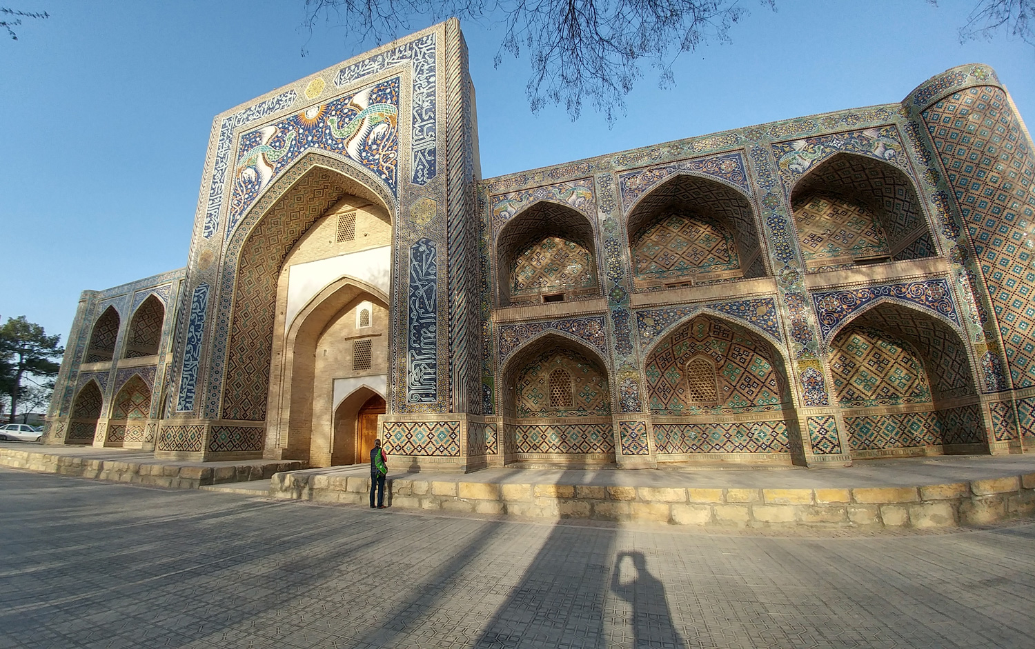 烏茲別克人民很友善，喜歡與外地遊客拍照。（圖片來源／方俊強）