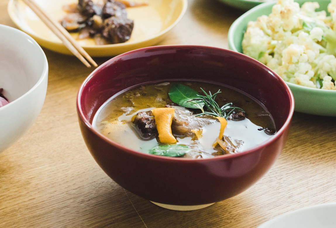 協興紅釉色明亮，源於許家第一代燒製協興紅磚瓦起家。（圖片來源／許家陶器品）