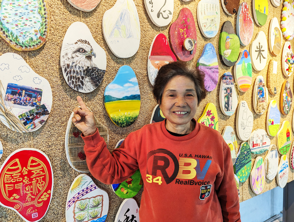 魏桂花常在池上樂齡繪畫班擔任班長，這隻鷹她畫了兩個晚上，栩栩如生。（攝影／柯曉翔）