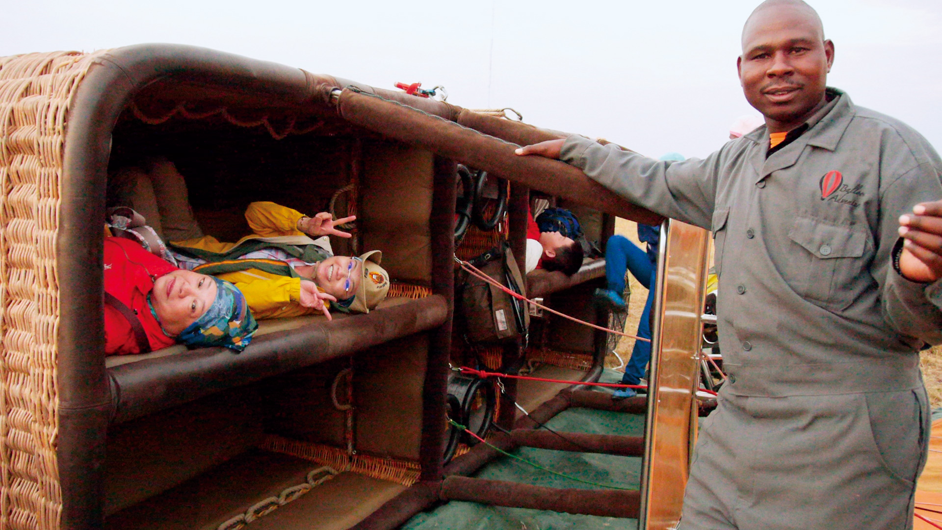 熱氣球起飛前得先橫躺在籃中等待。（圖片來源：林貞玫提供）