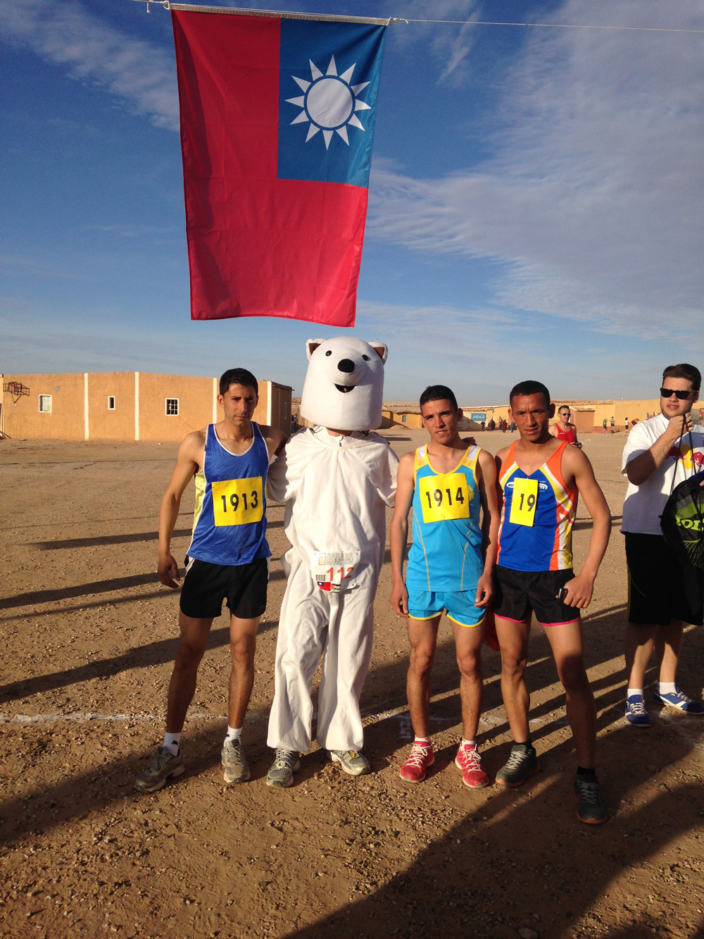 非洲阿爾及利亞的撒哈拉沙漠馬拉松，方俊強在高溫下扮一隻北極熊。（圖片來源／方俊強）