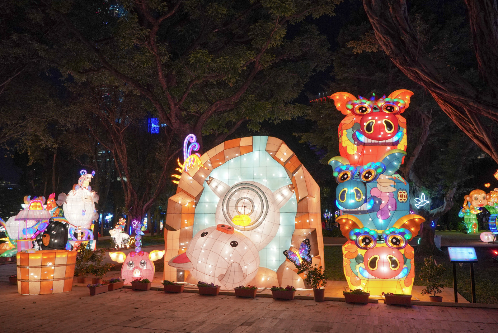 2023台北燈會的「生肖叢林燈區」，回顧了台灣燈會歷年的小提燈。（圖片來源／交通部觀光局）