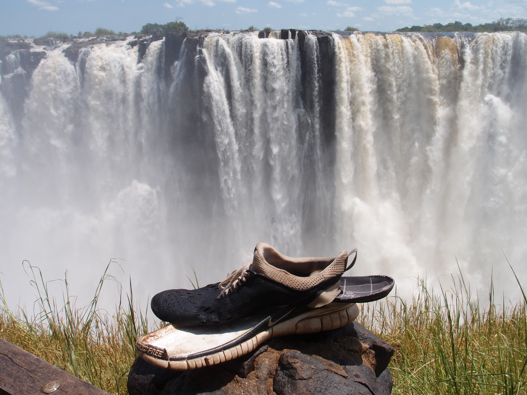 走到辛巴威與尚比亞交界的維多利亞大瀑布，運動鞋被運用到極致。（圖片來源／方俊強）