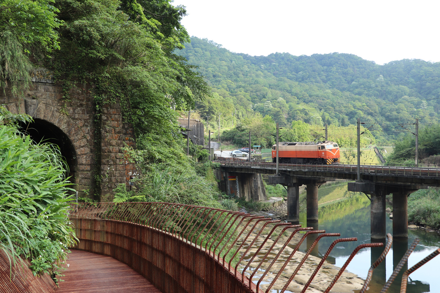 1922年日本政府開鑿出三貂嶺隧道,供採礦的火車通行,後來因建造了新隧道,舊隧道因此封閉不用,也成了現在改建的自行車道。(攝影:李清志)