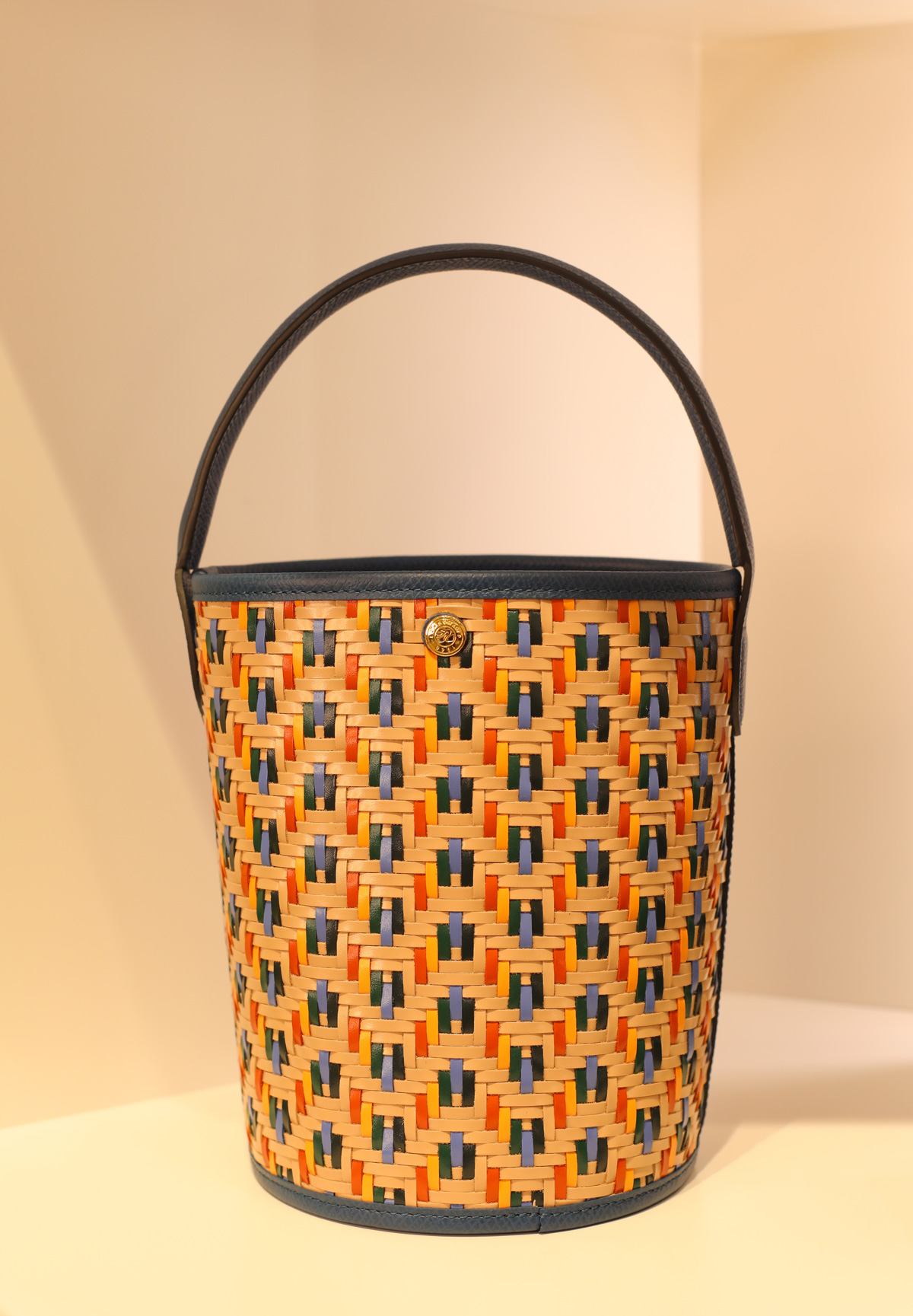 Épure水桶包從巴黎小酒館竹藤編織椅子汲取靈感，也使用了皮革邊角料。（攝影／楊文財）