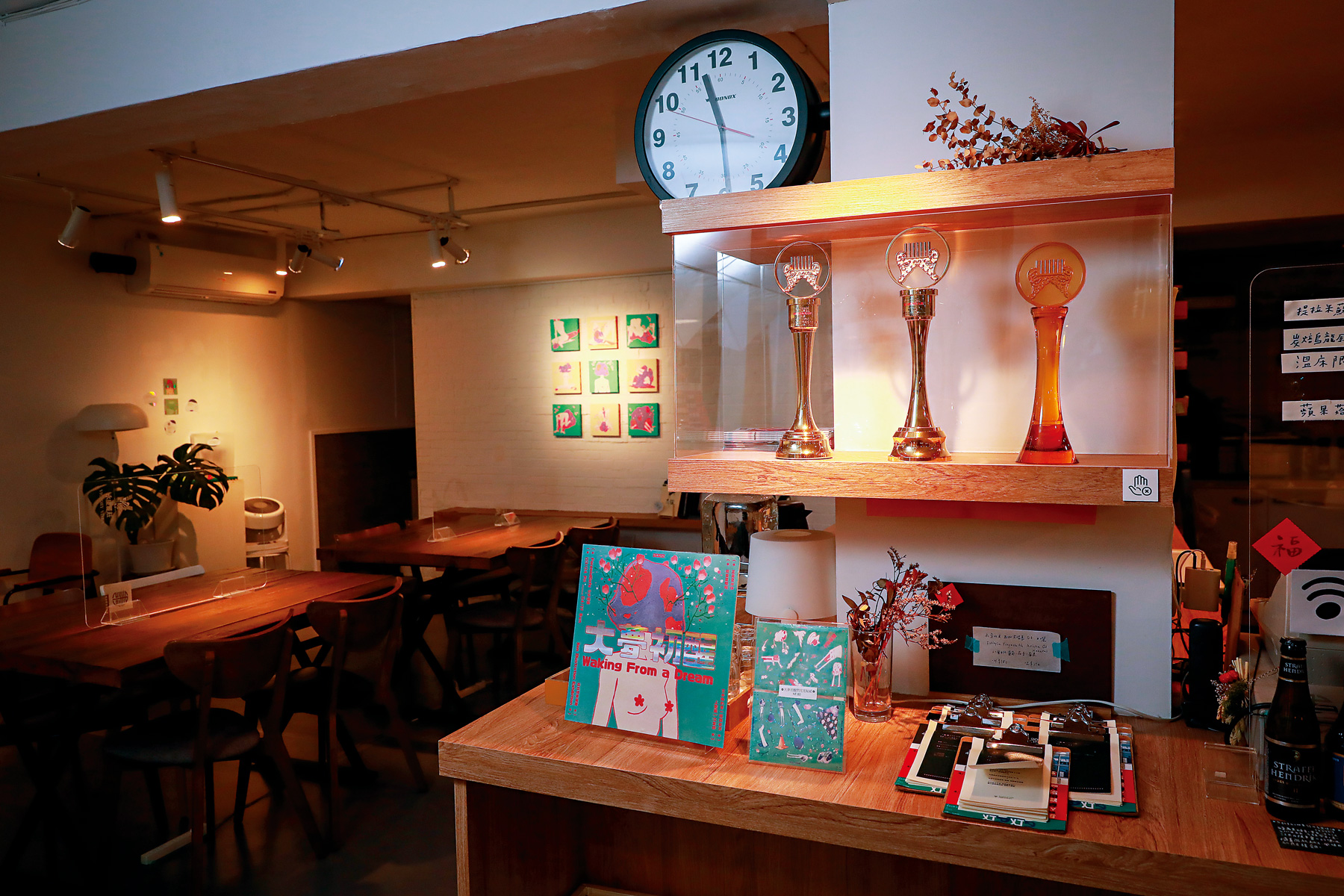陳建騏的金曲獎座就展示在自家咖啡館內。（攝影／陳宗怡）