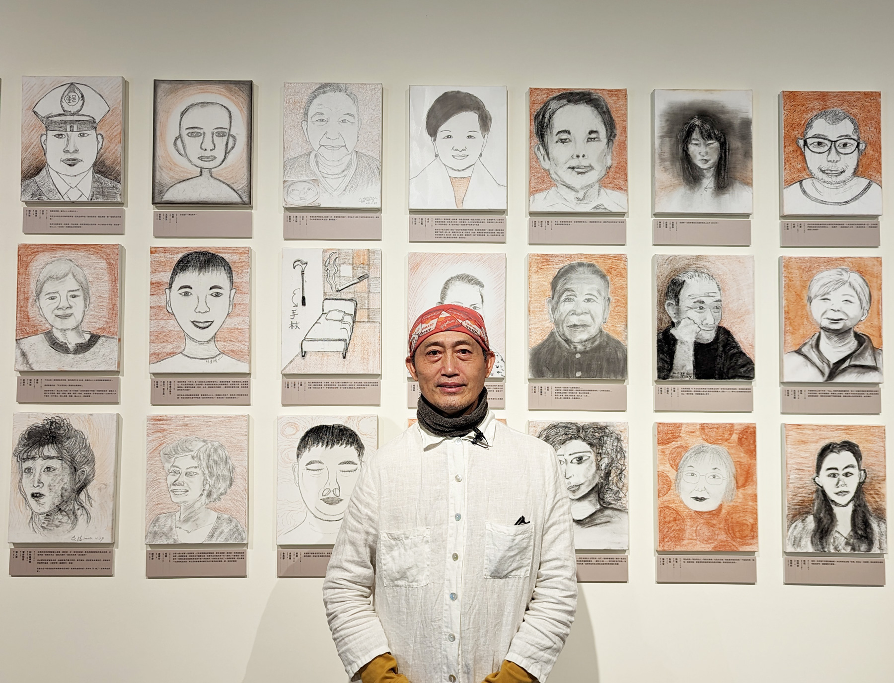 66幅池上 人畫像充滿故事，畫出已逝親人、攜手一生伴侶，也有鄉親畫下此刻的自己。圖為策展人盧銘世。（攝影／柯曉翔）