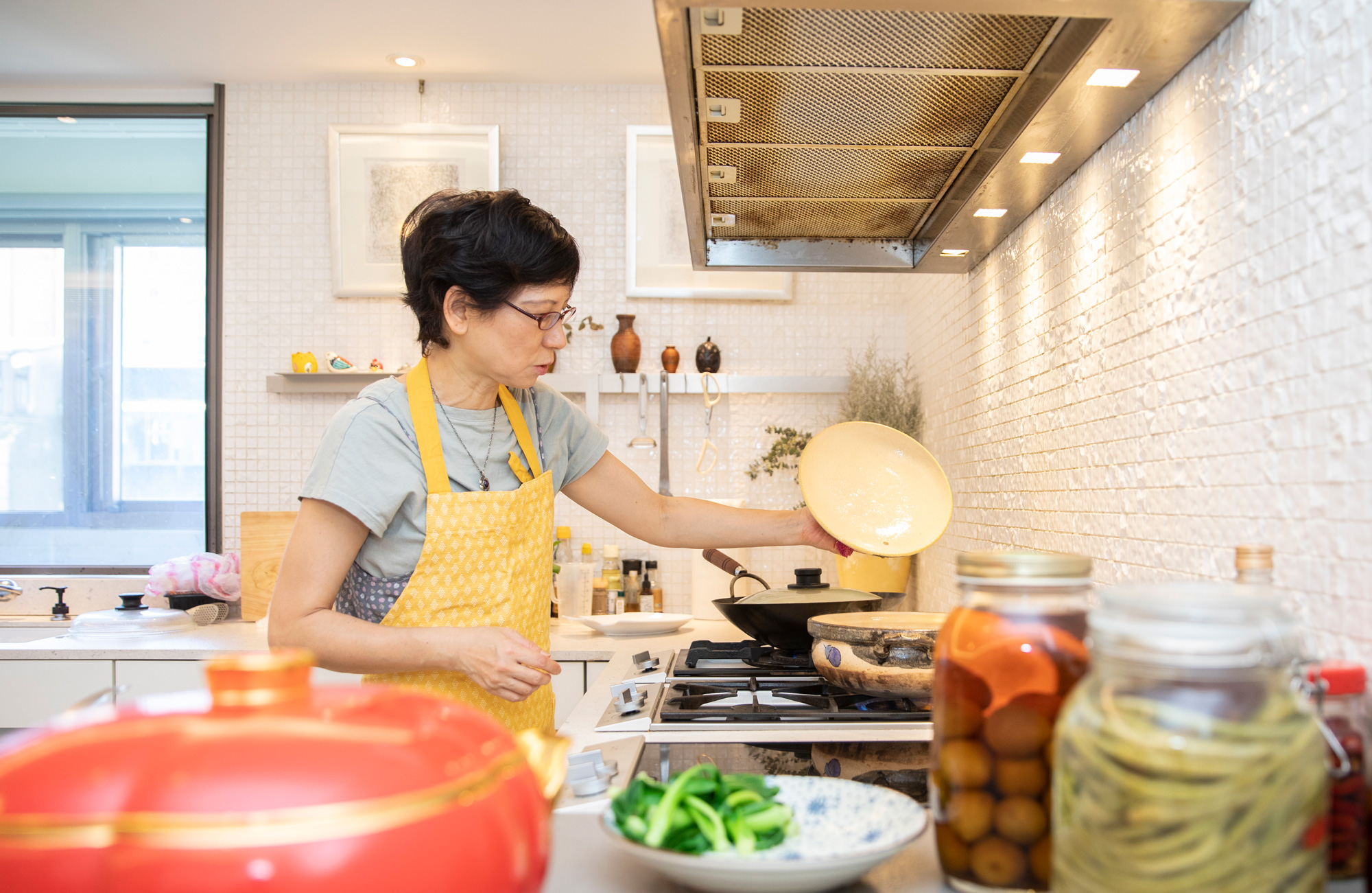 蔡珠兒專職飲食寫作，書房與廚房就一牆之隔，「但做菜的時間總比寫作多很多」。（攝影／郭涵羚）