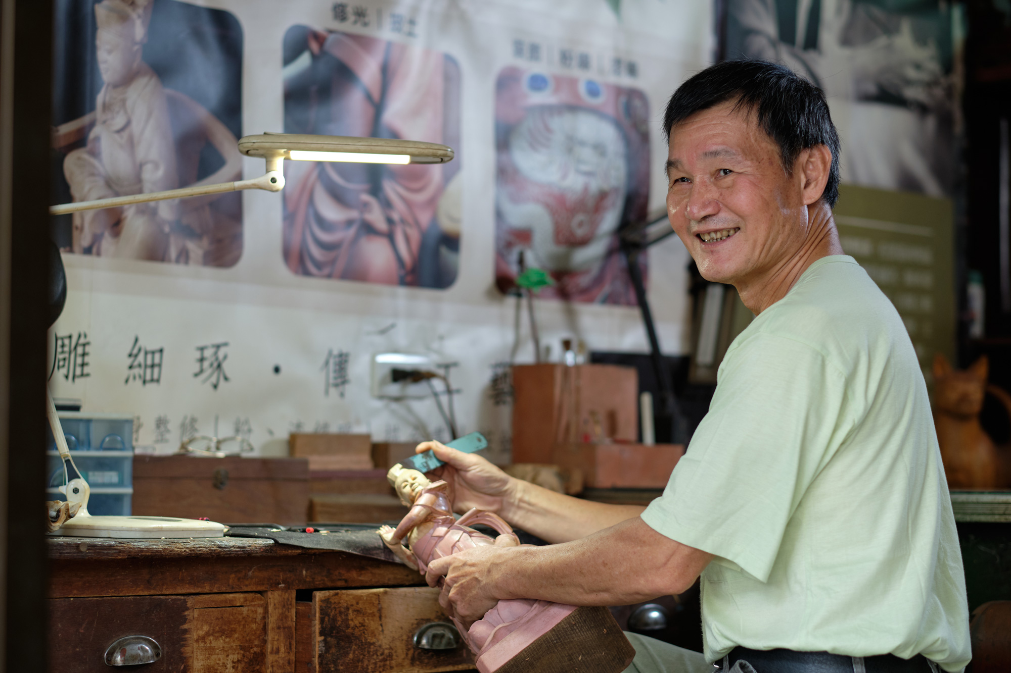 文化部認證的傳統工藝還有粧佛，陳明洲在2013年列冊為「技術保存者」。（攝影／高大鈞）