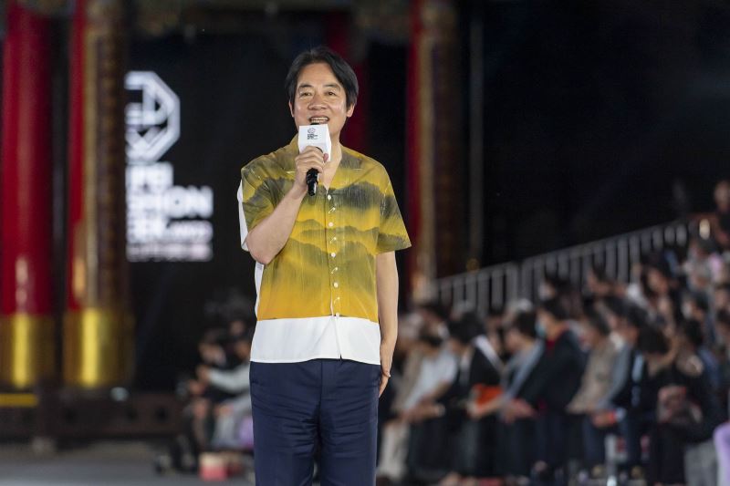 副總統賴清德穿上設計師周裕穎作品，是以當代藝術家江賢二作品為靈感設計「台灣山脈」襯衫。（圖片來源／文化部）