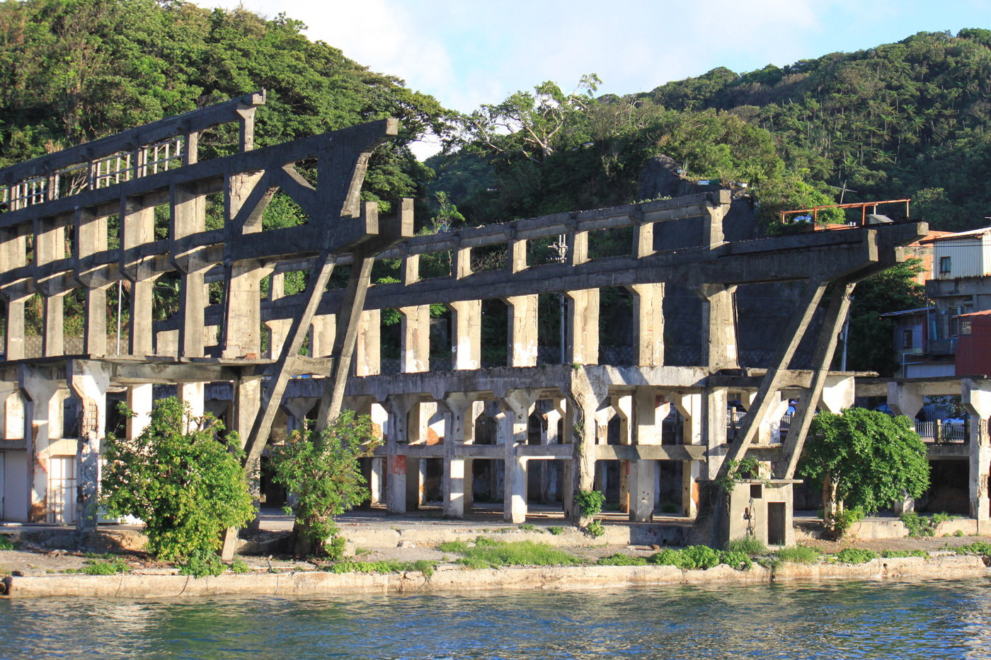 和平島阿根納造船廠如古文明般的外型，曾吸引電影公司來此拍片。（攝影／李清志）
