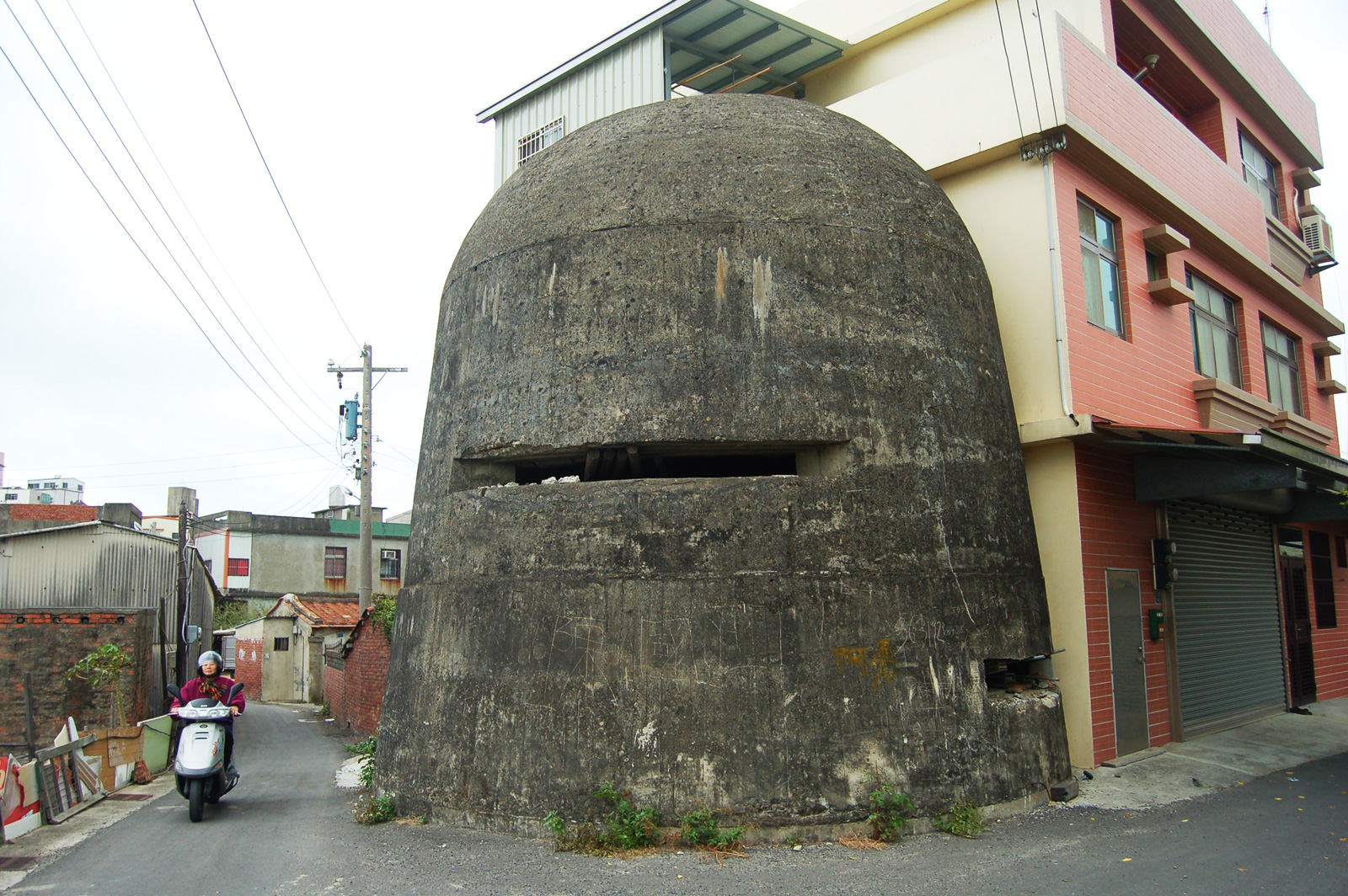 位於新竹康樂社區的防空碉堡，原是用於附近的機場防務，戰後遺棄於原地。（攝影／李清志）