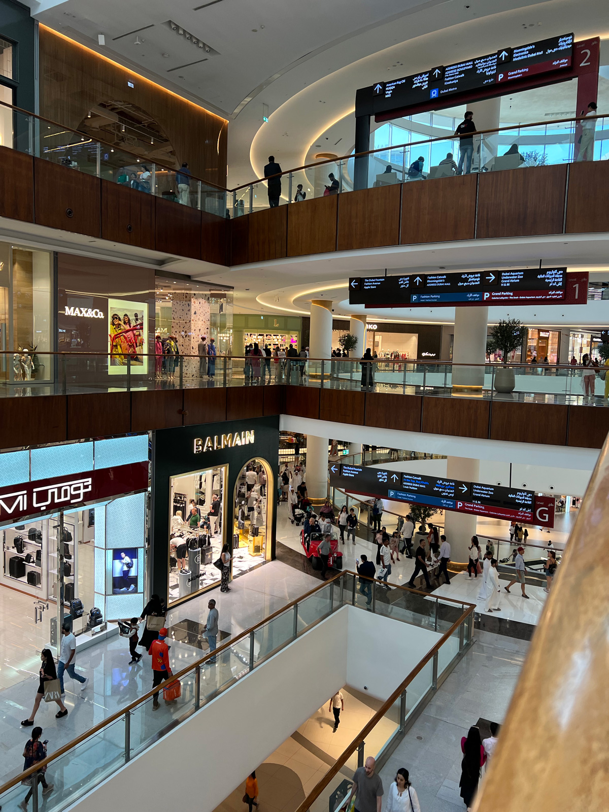 杜拜購物中心囊括1200個品牌店家，還有全世界最大的水族館。（攝影／楊絲貽）