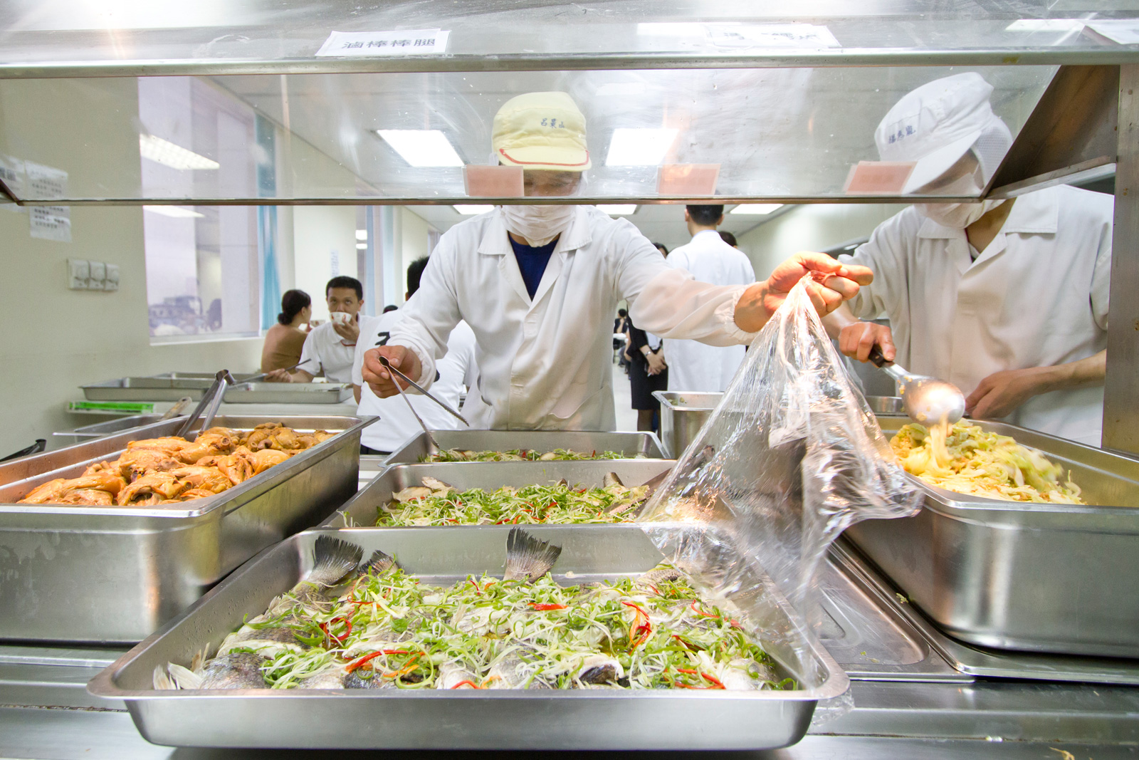 員工餐和門市餐點一樣，統一由中央廚房配送，強調新鮮的魚或青菜則由各門市現炒。（攝影／呂恩賜）