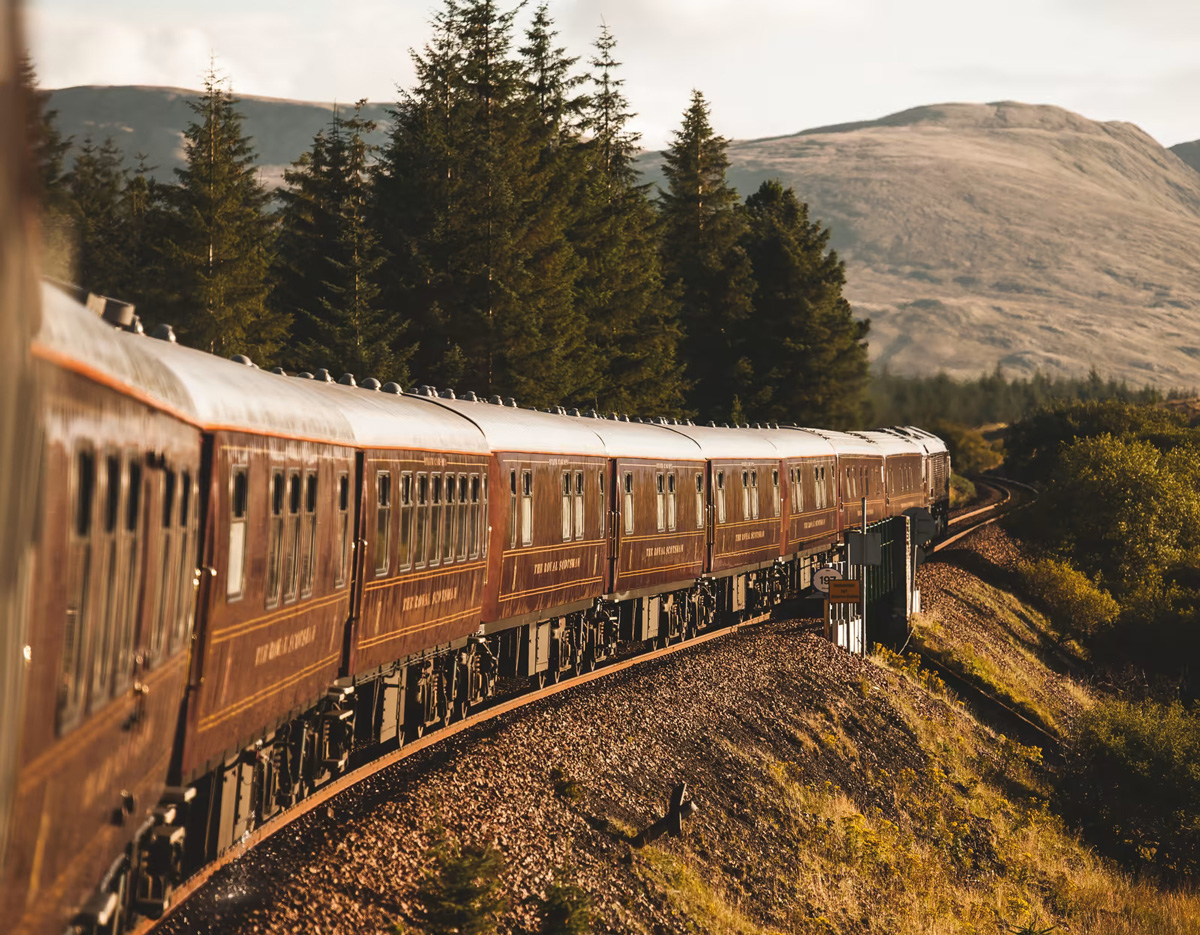 頂級列車旅行，除了歐陸火車令人心嚮往之的的獨特風情，也能以不同的視角，重新感受蘇格蘭高地的自然風光。（圖片來源／蘇格蘭皇家列車官網）