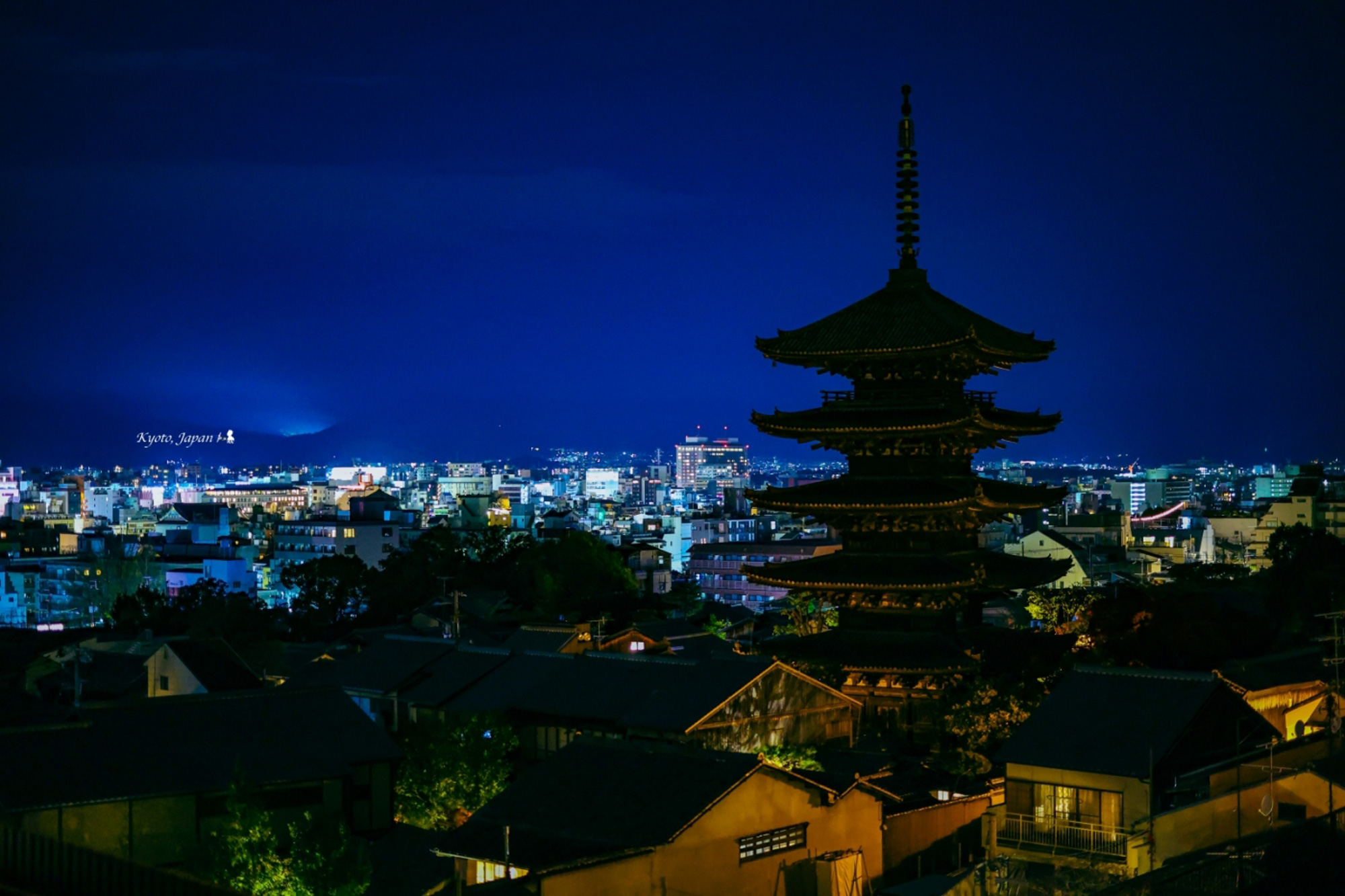 戶外屋頂酒吧的一大賣點是能近觀八坂塔的京都夜色。（圖片來源／陳耀恩）
