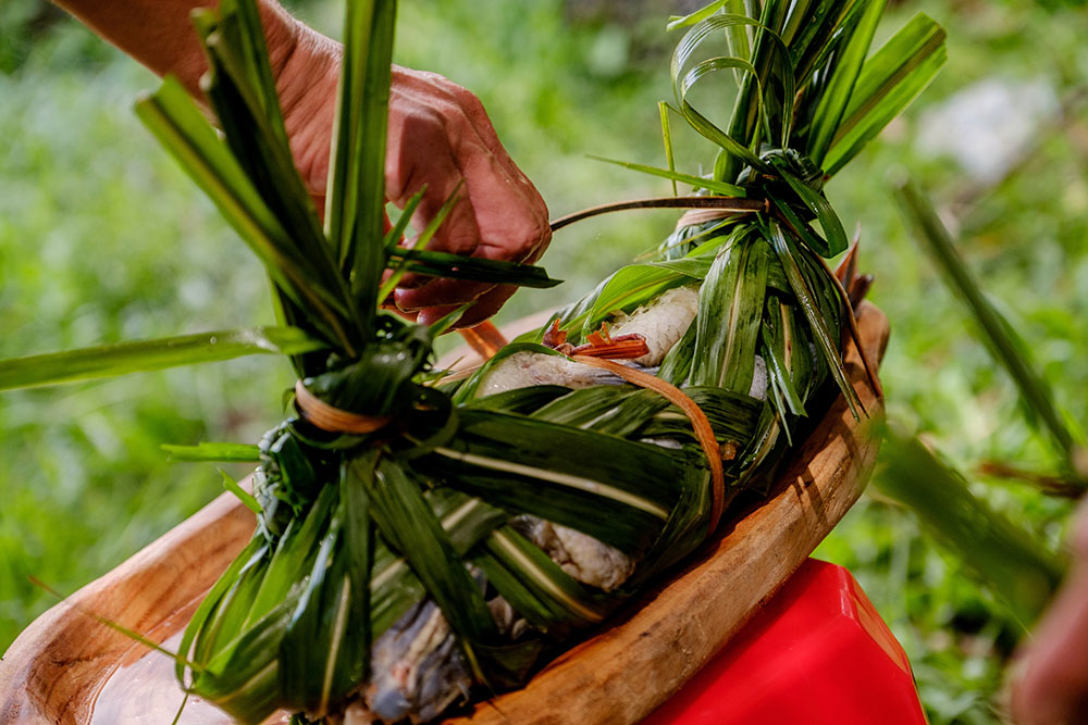 奇美部落族人工作與慶功時，都有獨特的飲食方式，舉凡山林裡常見的各色野菜、鹹豬肉、溪蝦等，經過巧手，都能成為令人驚艷的部落美味。（圖片來源／東海岸部落工作假期官網）