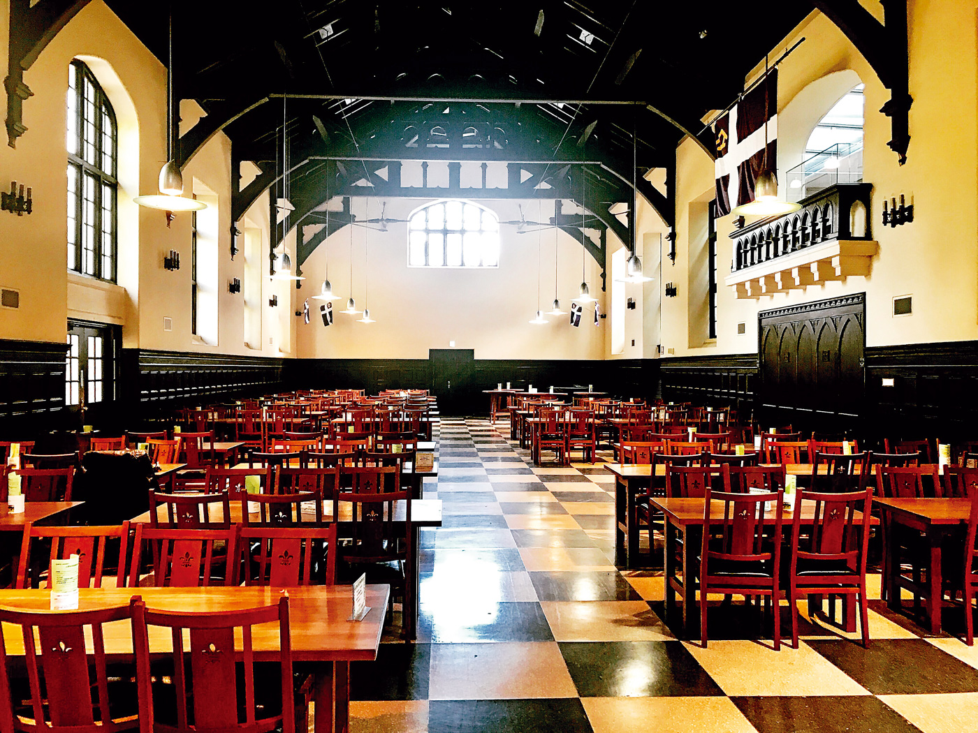 第一食堂內部古典優雅，有如《哈利波特》電影中的魔法學校餐廳。（攝影／李清志）