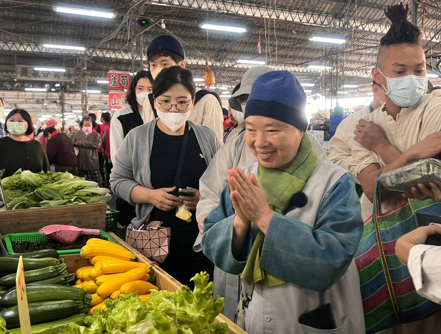 正寬法師在餐會前一天到十全果菜市場採買，沿途還不停向小農請教、試吃，了解各種蔬果特色，以及如何料理最美味。（圖片來源：大哉良食提供）