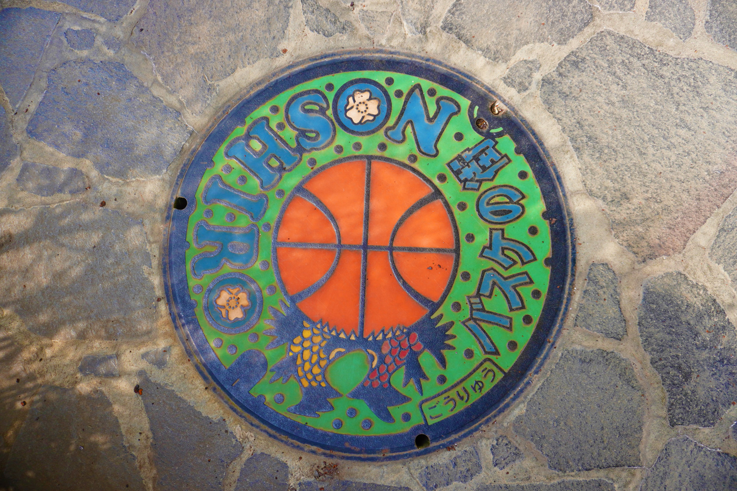能代市的籃球造型人孔蓋。（圖片來源／秋田白神觀光）