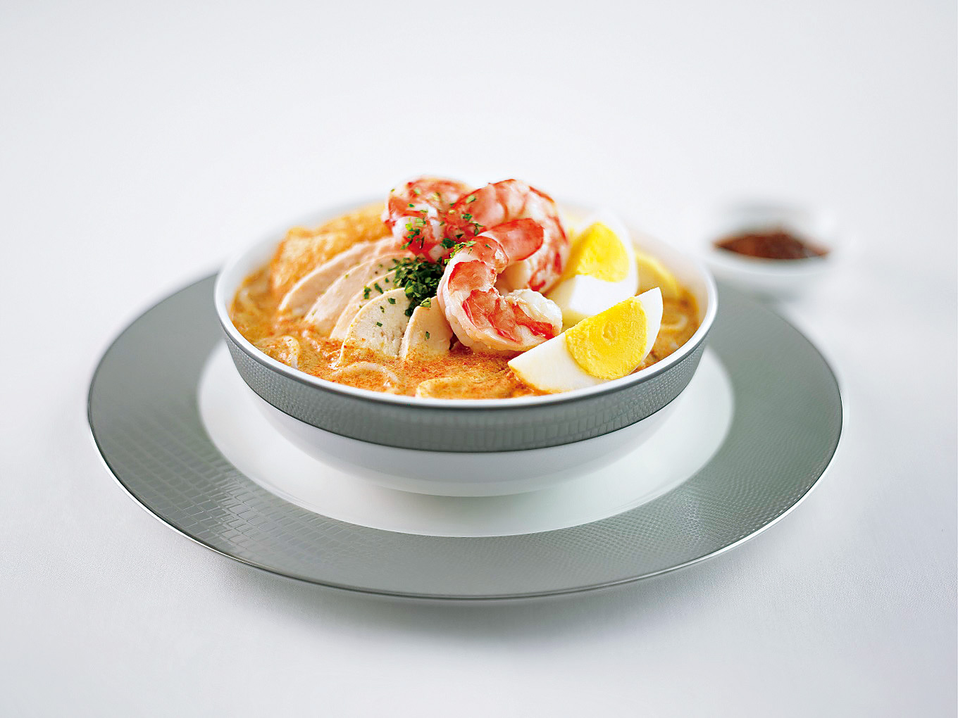 新加坡航空推出本土美食「新加坡叻沙」，乘客可以在搭機前預選主菜。（攝影／石吉弘）
