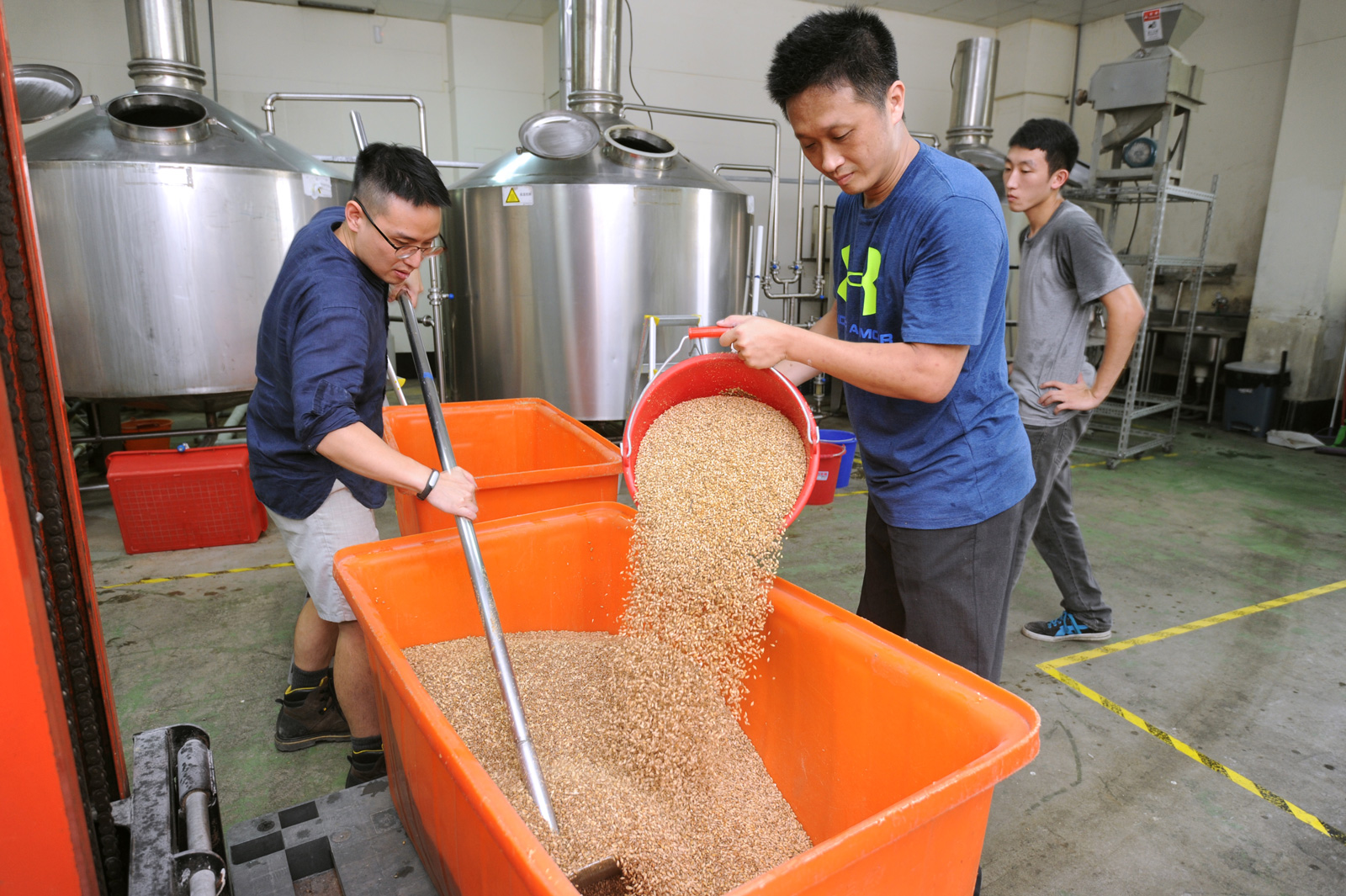 禾餘麥酒團隊，選擇直接用主原料的穀物來對決。（攝影／李明宜）