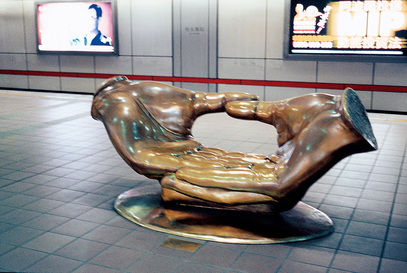 台大醫院捷運站的銅雕藝術座椅「小公園」。（圖片來源／馬可孛羅文化）