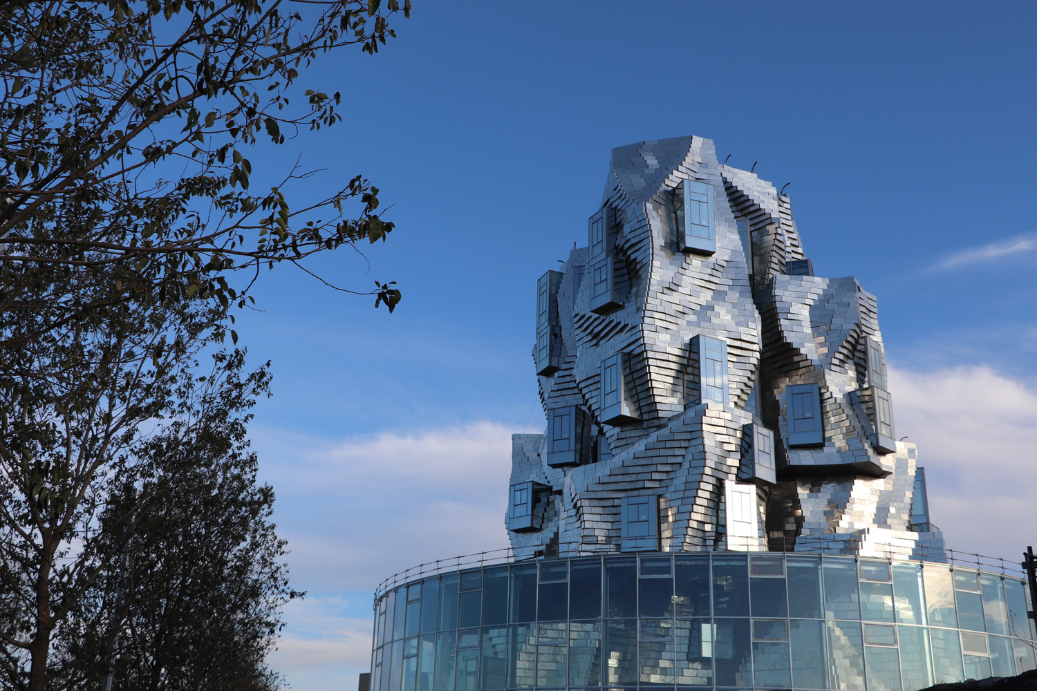 解構主義建築師法蘭克蓋瑞（Frank Gehry），在法國亞爾設計的金屬魔幻高塔。（攝影／李清志）