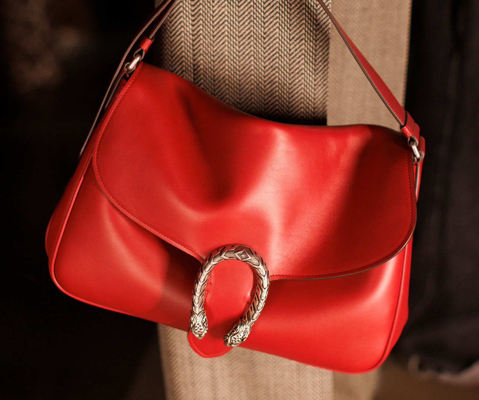 2023秋冬男裝展示的Dionysus酒神包，刪去原有裝飾結構，但保留經典雙虎頭馬蹄扣及全新皮革揹帶。（圖片來源／Gucci）