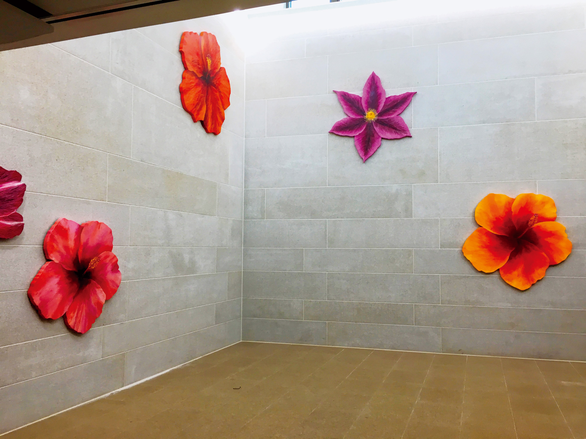 「花」系列是致敬為女權發聲的女性藝術家，現永久展示於美國在台協會（AIT）內湖新館。（圖片來源／鄭麗雲）