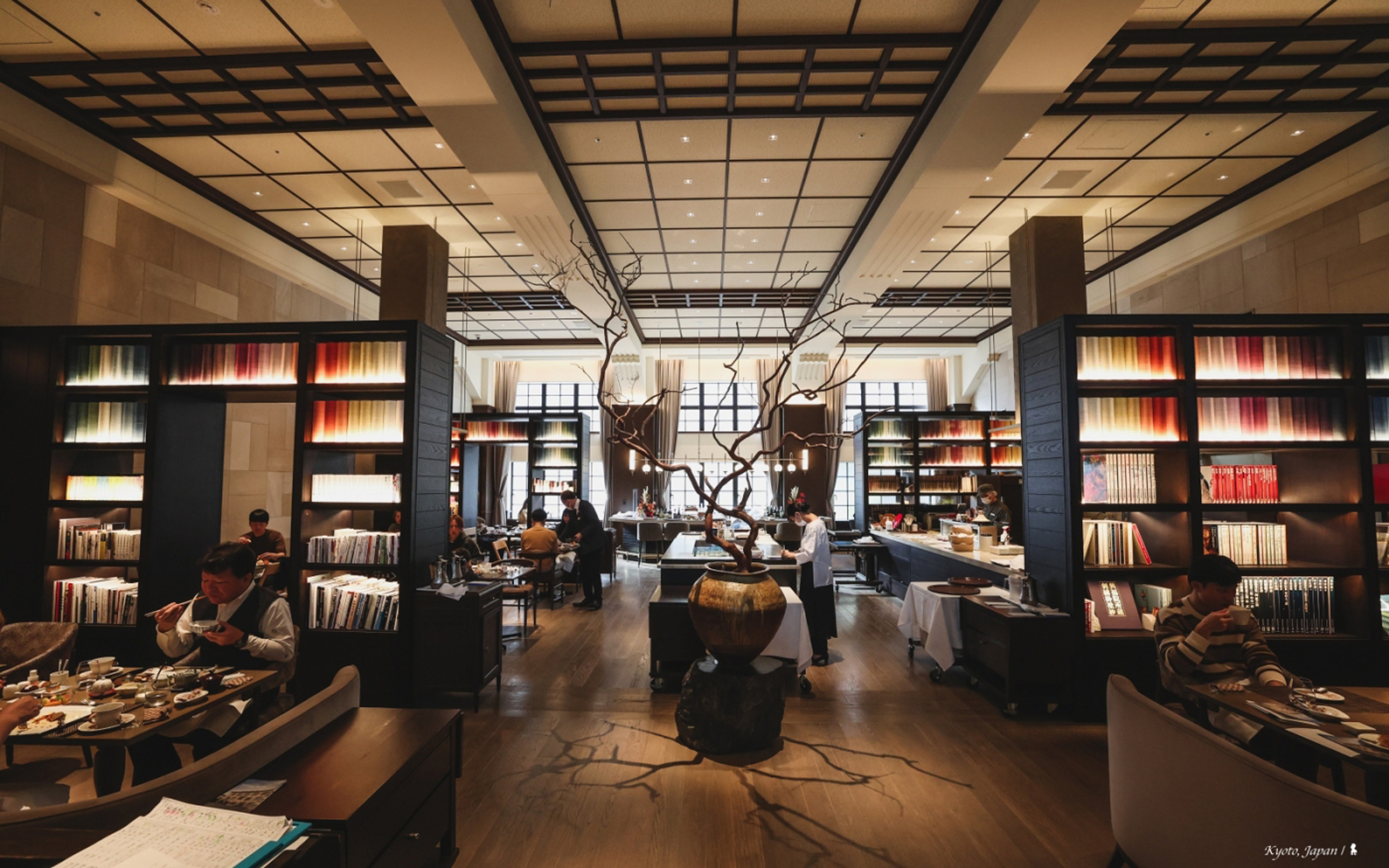 「restaurant library the hotel seiryu」的挑高空間擺滿了書籍，令人彷彿置身圖書館。（圖片來源／陳耀恩）
