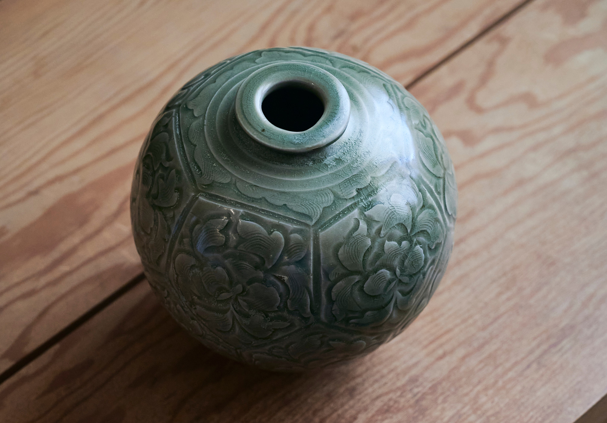 北宋耀州窯牡丹紋刻花蹴鞠瓶，此造型全世界只有3件，ㄧ件藏於法國吉美博物館，一件香港私人蒐藏， 一件為蕭富元擁有。（攝影／石吉弘、羅芸）