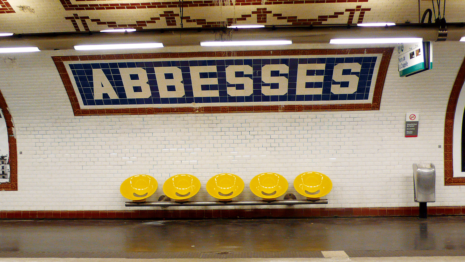 巴黎地鐵普遍可見的彈殼椅。（圖片來源／馬可孛羅文化）