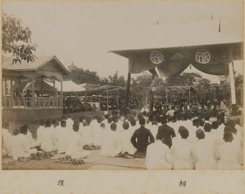 1923年4月26日下午，裕仁皇太子於台北武德殿參觀相撲比賽，登坐於圖左的觀覽台。相撲具有日本傳統色彩，有政治文化宣導示範功效。（圖片來源／國家攝影文化中心）