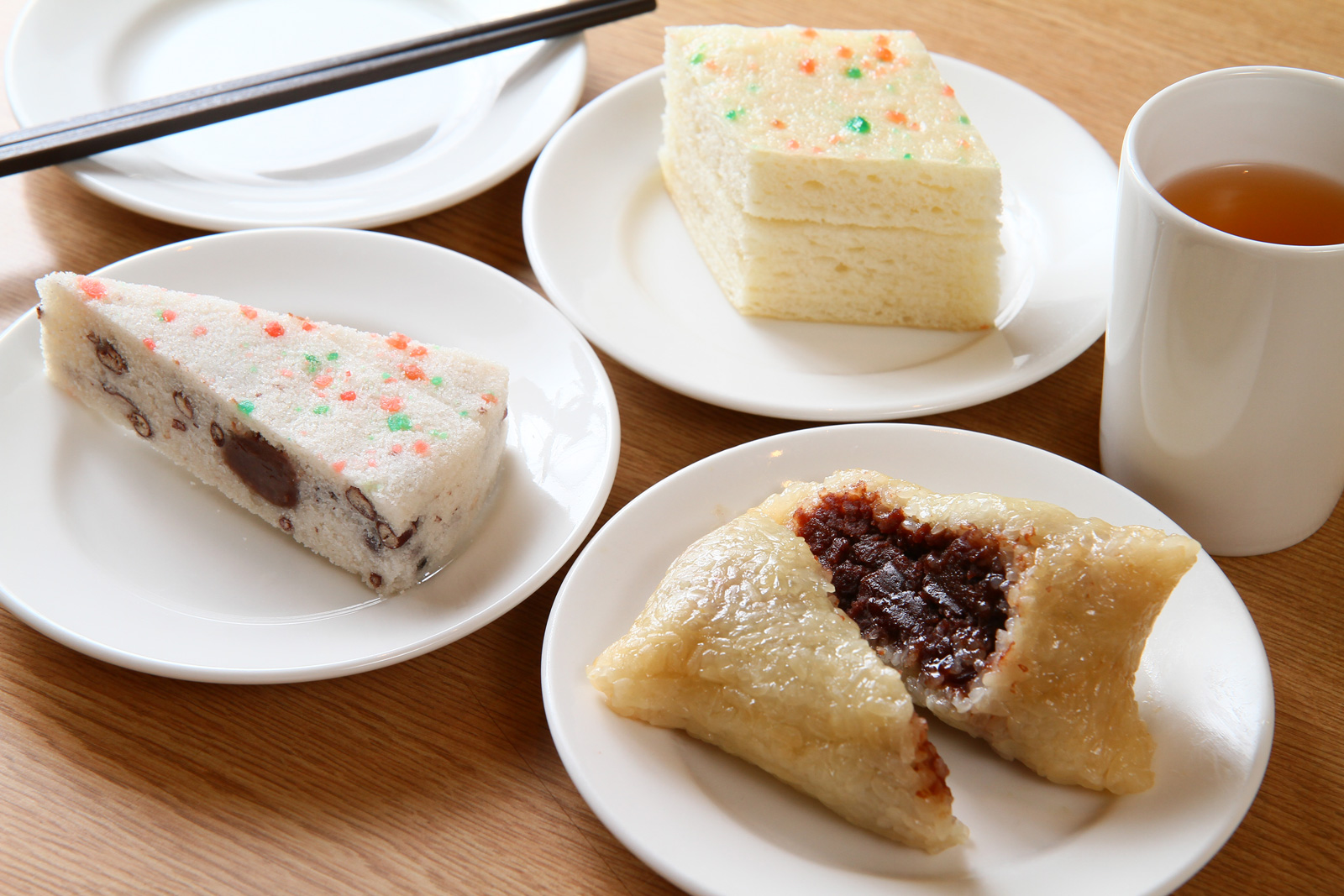 鼎泰豐的甜點亦出色，如豆沙小包、赤豆鬆糕、八寶飯等江南甜食，水準十分一致。（攝影：呂恩賜）