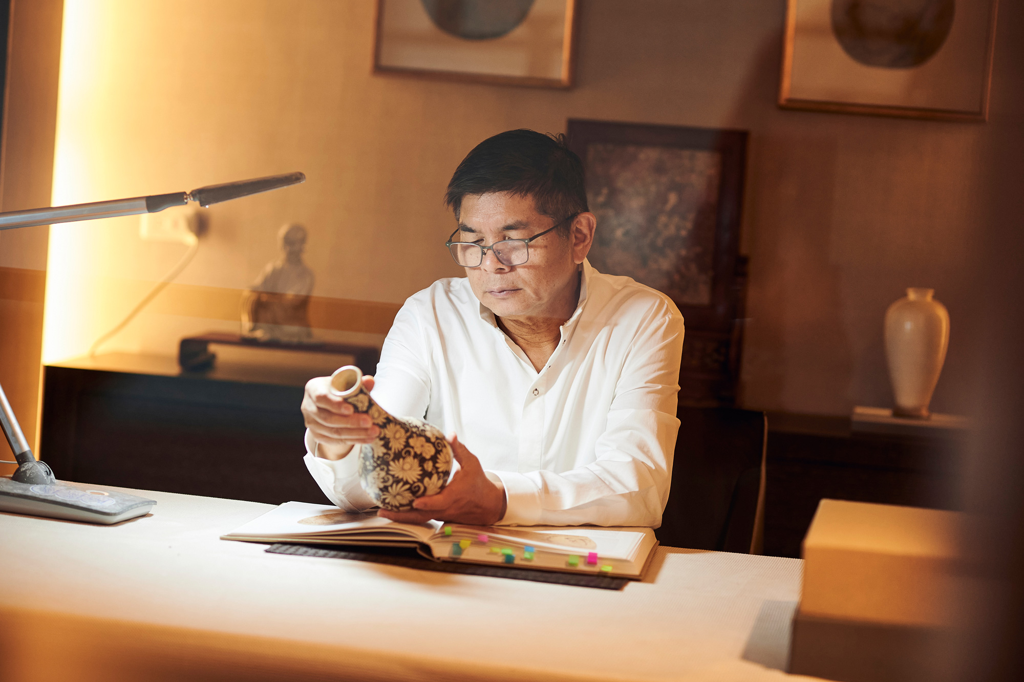 蕭富元是台灣指標蒐藏家之一，擁有約600件漢代至明初瓷器、約100件茶壺茶具、約500件油畫與雕塑，專攻宋瓷。（攝影／石吉弘、羅芸）