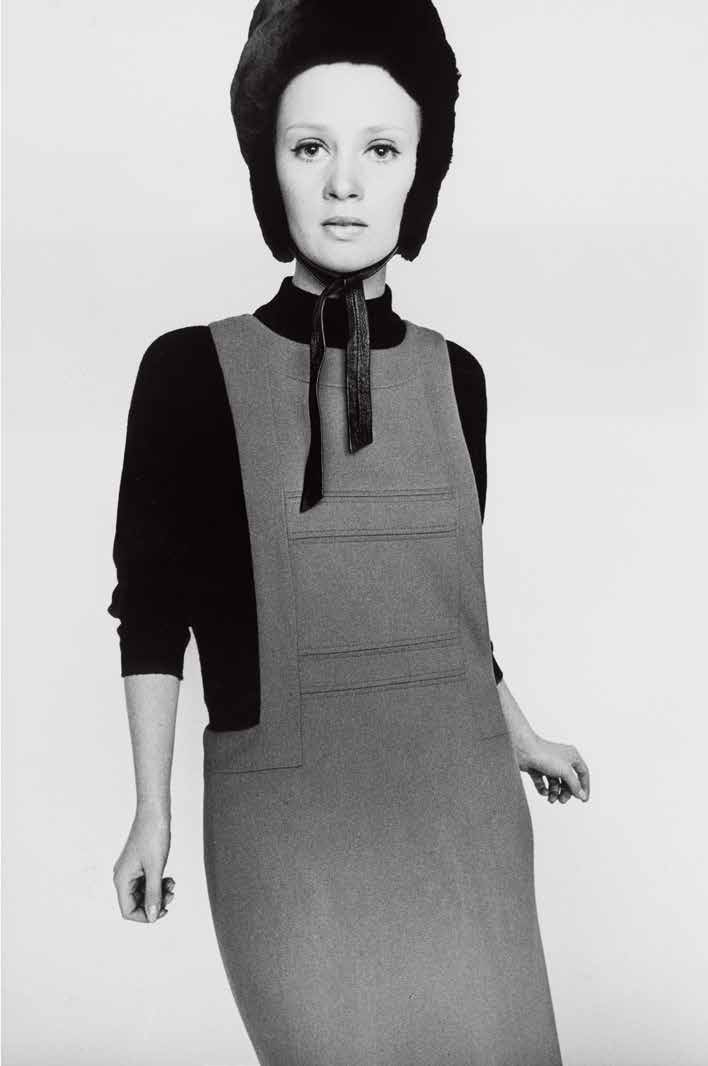 西里雅．哈蒙德為「惡棍（Cad）」連身裙裝擔任模特兒，1963年照片由泰倫斯．多諾凡拍攝。（圖片來源／堡壘文化）