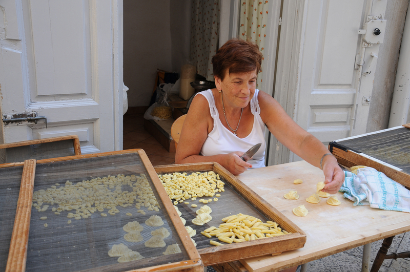 義大利麵是庶民美食，在義大利街頭也可看到許多家庭製麵。（圖片來源／dreamstime）