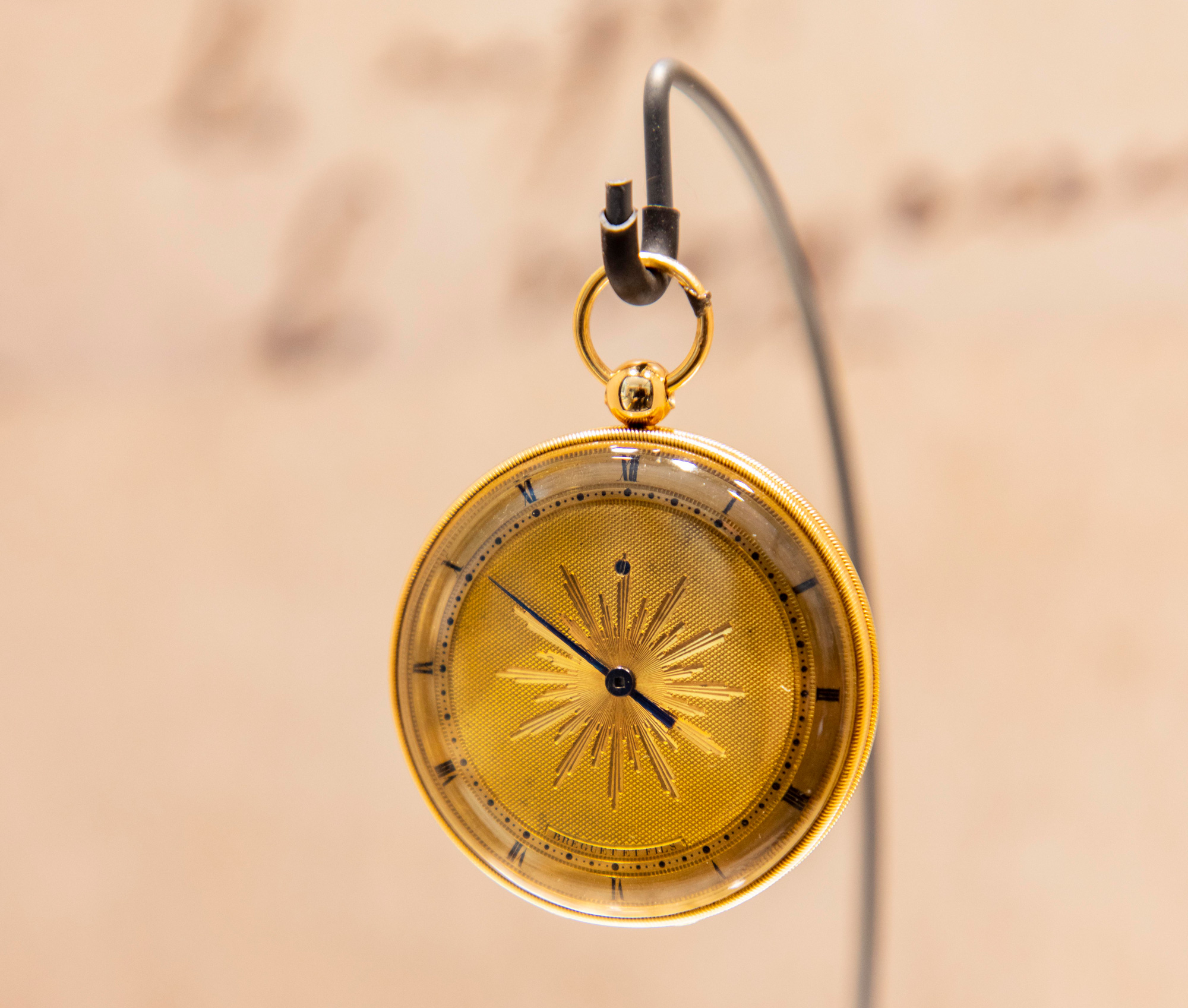 小型（徽章式，médaillon）Subscription懷錶，金質錶殼，背面綴以機刻太陽飾紋，金質錶盤飾有機刻太陽飾紋，紅寶石工字輪擒縱裝置。1806年11月12日售予格拉索科維克斯王子（Prince Grassalkowics），價格為1320 法郎。珍罕的小型單針錶。（圖片來源／寶璣）