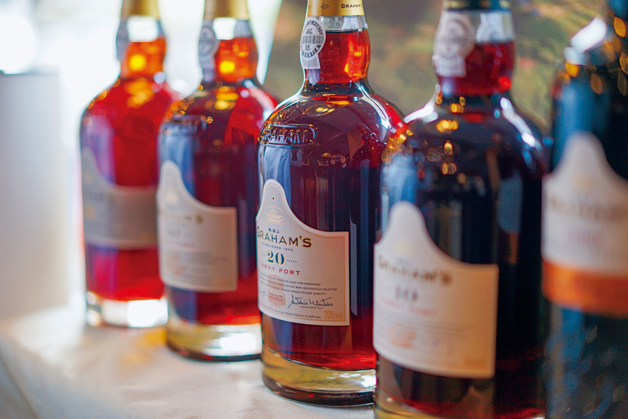 茶色波特（Tawny Port）須經過長時間在小型橡木桶內進行培養，通常以10年、20年、30年和40年標示。（圖片來源／林裕森）