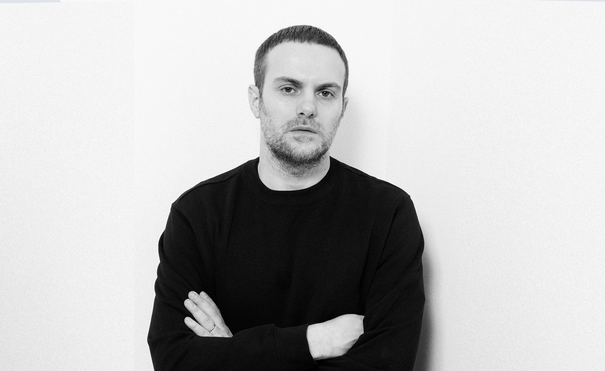 薩巴托・德薩諾接任Gucci創意總監。這張品牌發布照片，他穿著全黑服裝，呈現與前總監米開理截然不同的風格。（圖片來源／Gucci）