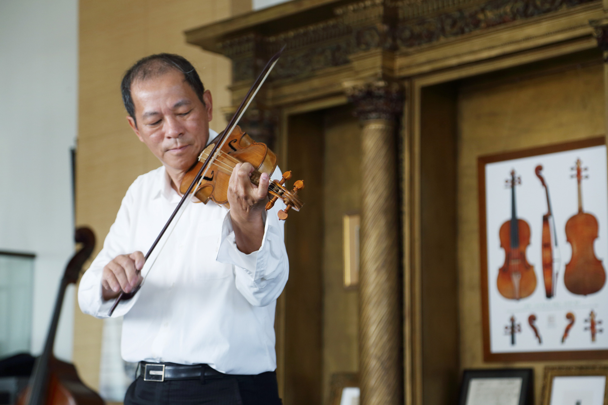 奇美博物館首席提琴顧問鍾岱廷解釋，羊腸弦讓古琴在音色上變得較堅實與溫潤，加上當時提琴的設計，使得整體音階較現代琴少半音。（攝影／王士豪）
