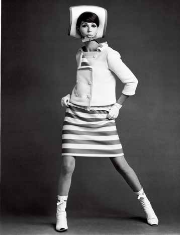 席夢．戴勒蒙（Simone d'Aillemont ）為安德烈．庫雷熱（André Courrèges）的洋裝與夾克擔任模特兒，1965年照片由約翰．弗朗奇拍攝。（圖片來源／堡壘文化）