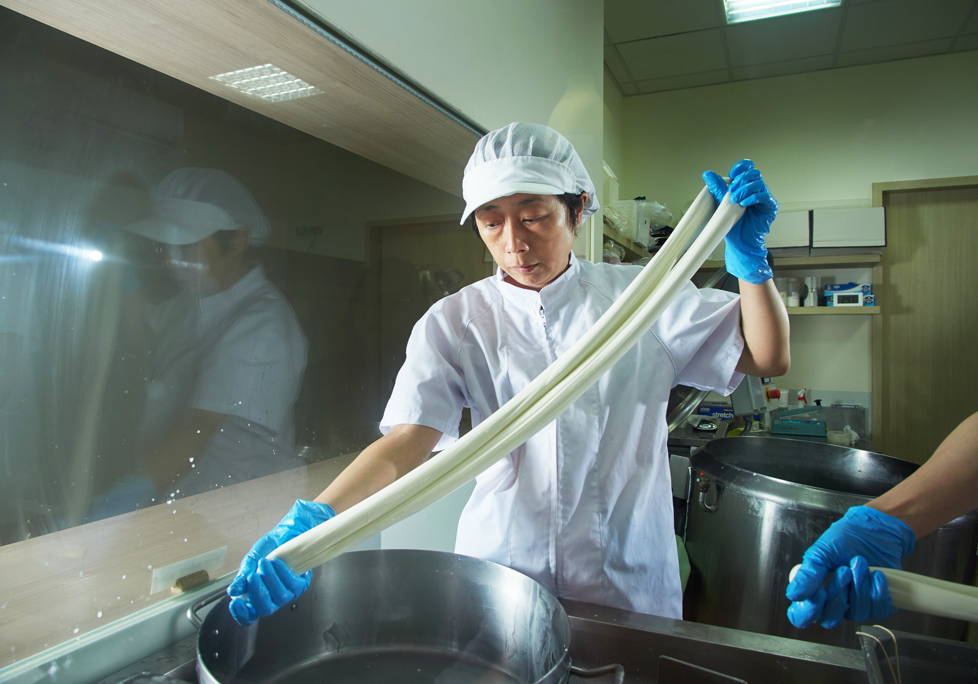 對台灣人而言相對陌生的起司製作，卻在「慢慢弄乳酪坊」創辦人陳淑惠手裡，創造出一個新世界。（攝影／王文廷）
